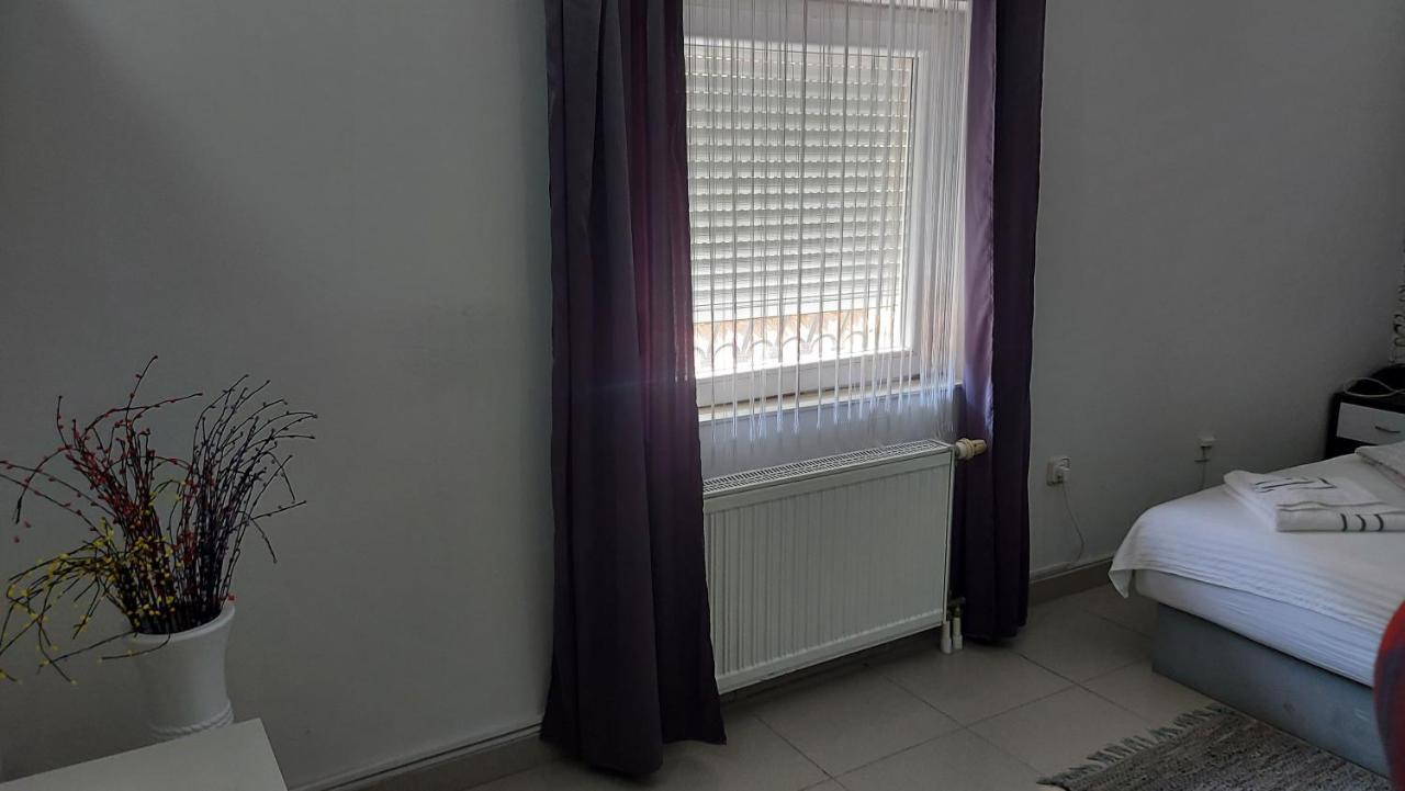 Hotel Prenociste Luna 2005 à Novi Sad Extérieur photo