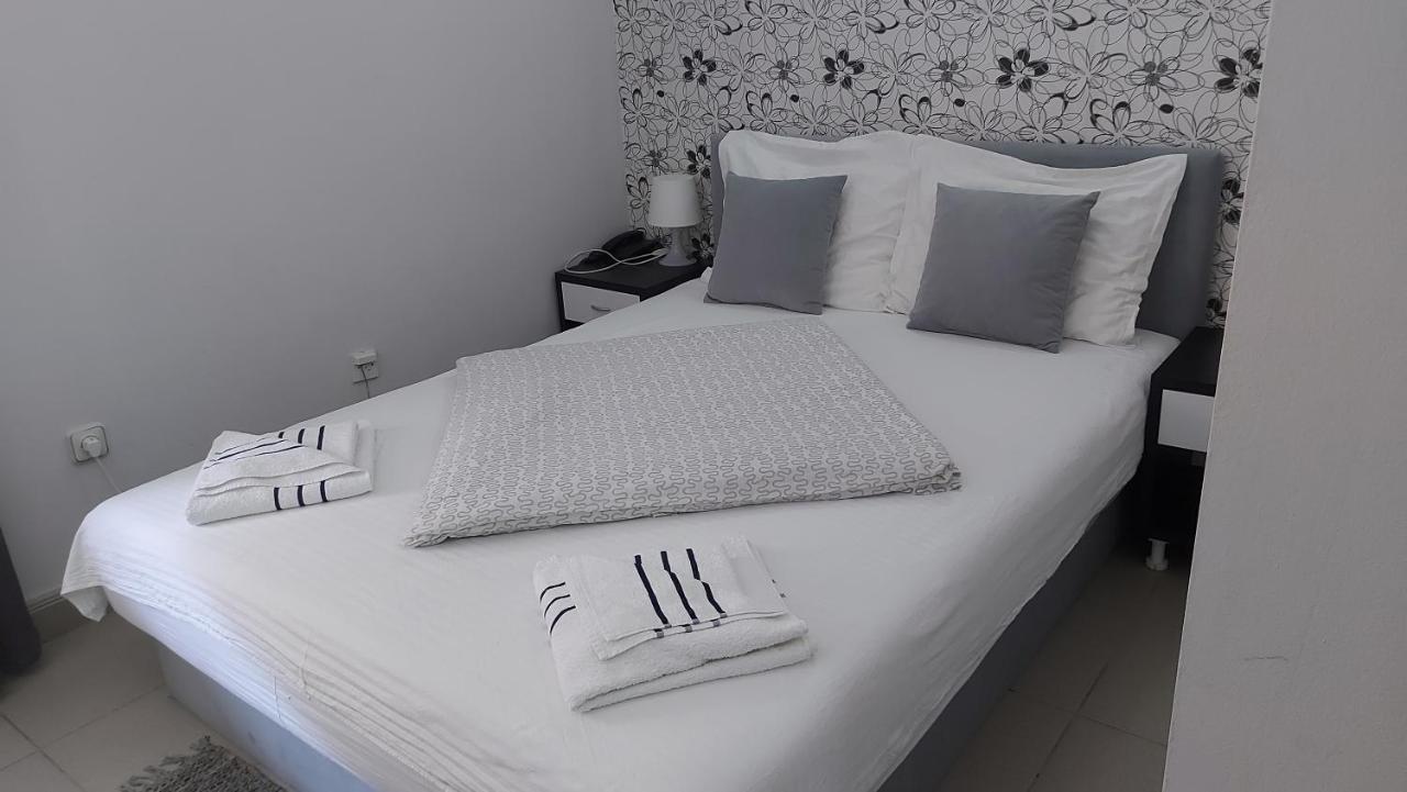 Hotel Prenociste Luna 2005 à Novi Sad Extérieur photo