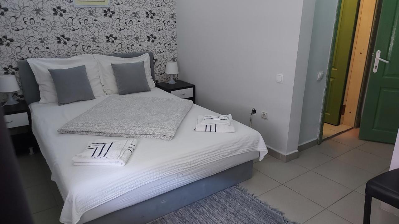 Hotel Prenociste Luna 2005 à Novi Sad Extérieur photo