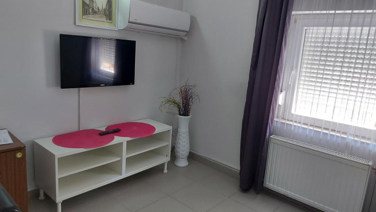 Hotel Prenociste Luna 2005 à Novi Sad Extérieur photo