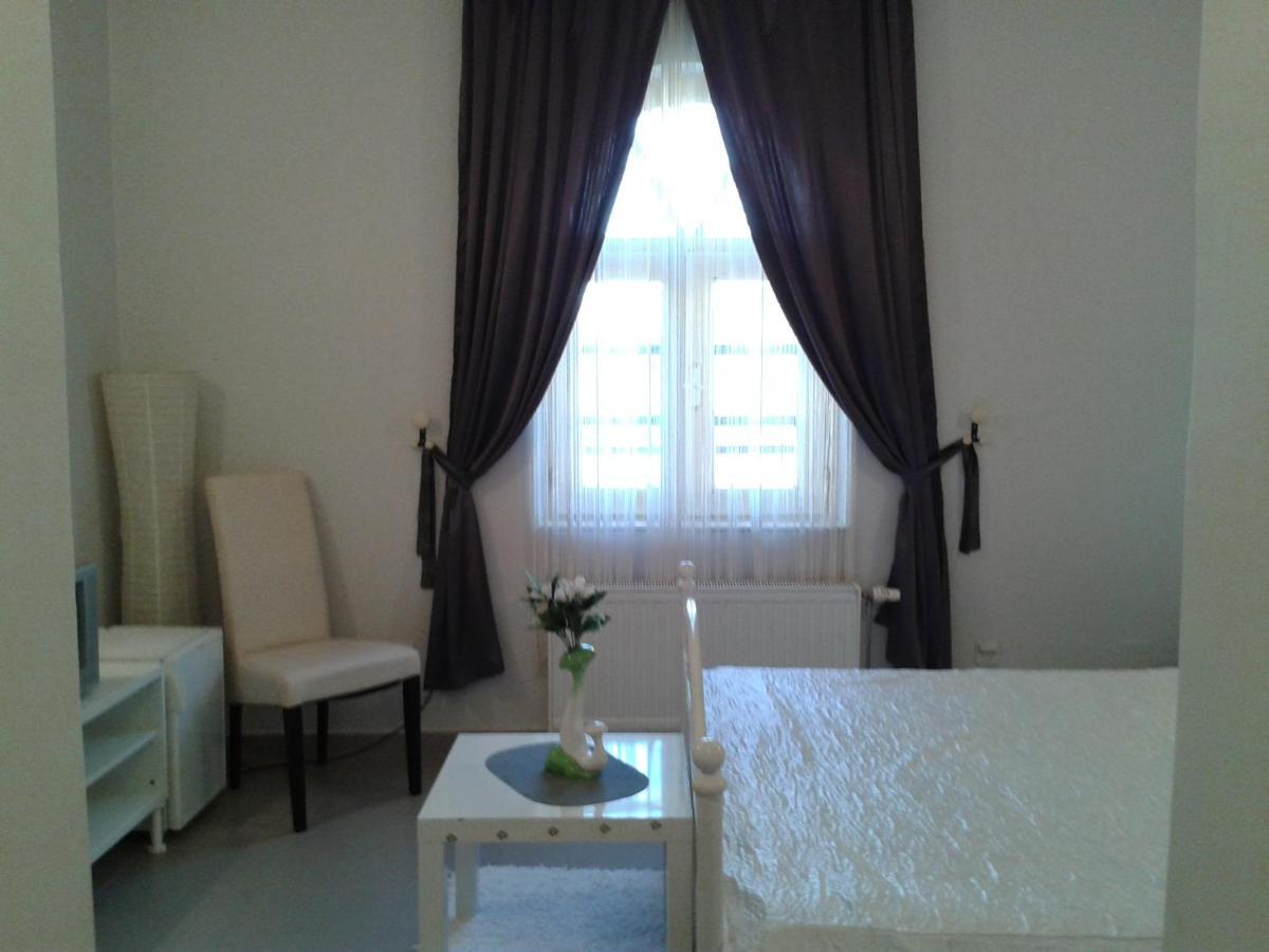 Hotel Prenociste Luna 2005 à Novi Sad Extérieur photo