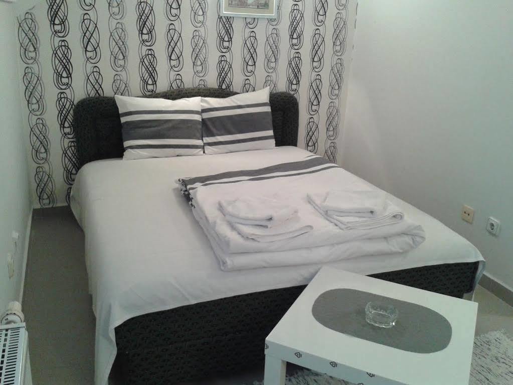 Hotel Prenociste Luna 2005 à Novi Sad Extérieur photo