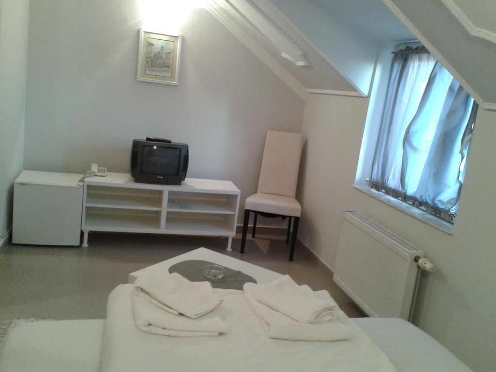 Hotel Prenociste Luna 2005 à Novi Sad Extérieur photo